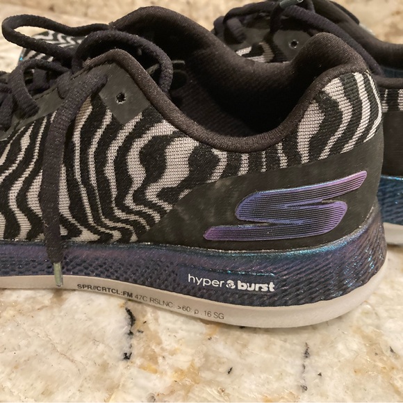 Sketchers Hyper Burst Running Shoe 🏃‍♀️ - Picture 3 of 6